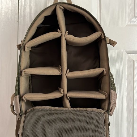 Backpack with Adjustable compartments - Picture 6 of 9